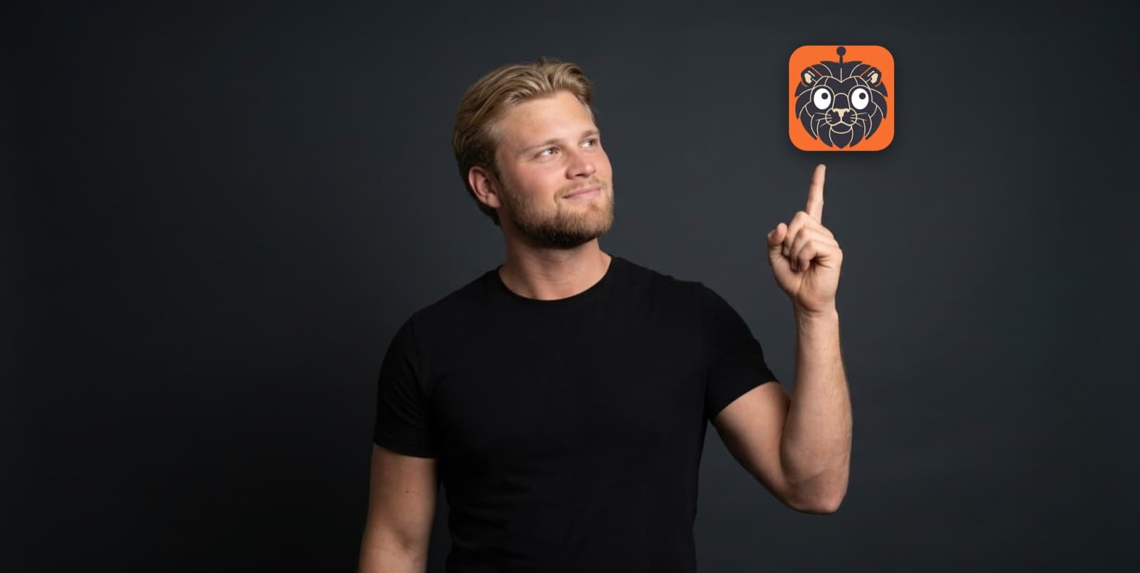 Mikkel fra HeyLeo peger på Leo-ikonet